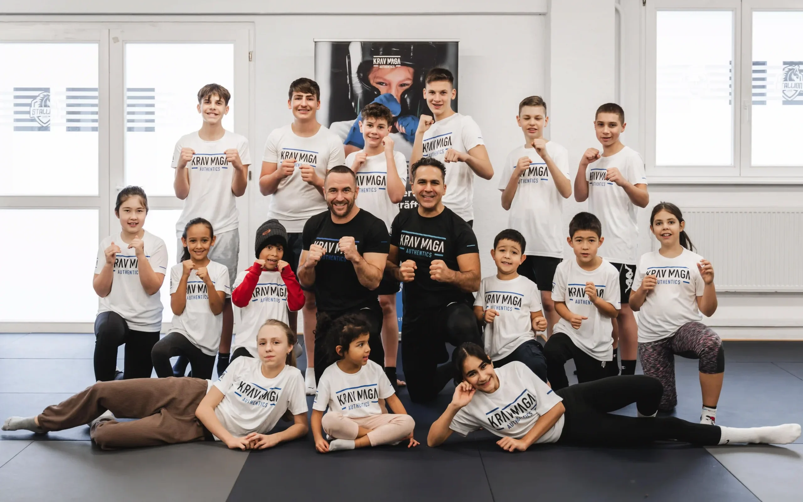 Kinder feiern gemeinsam nach dem Training