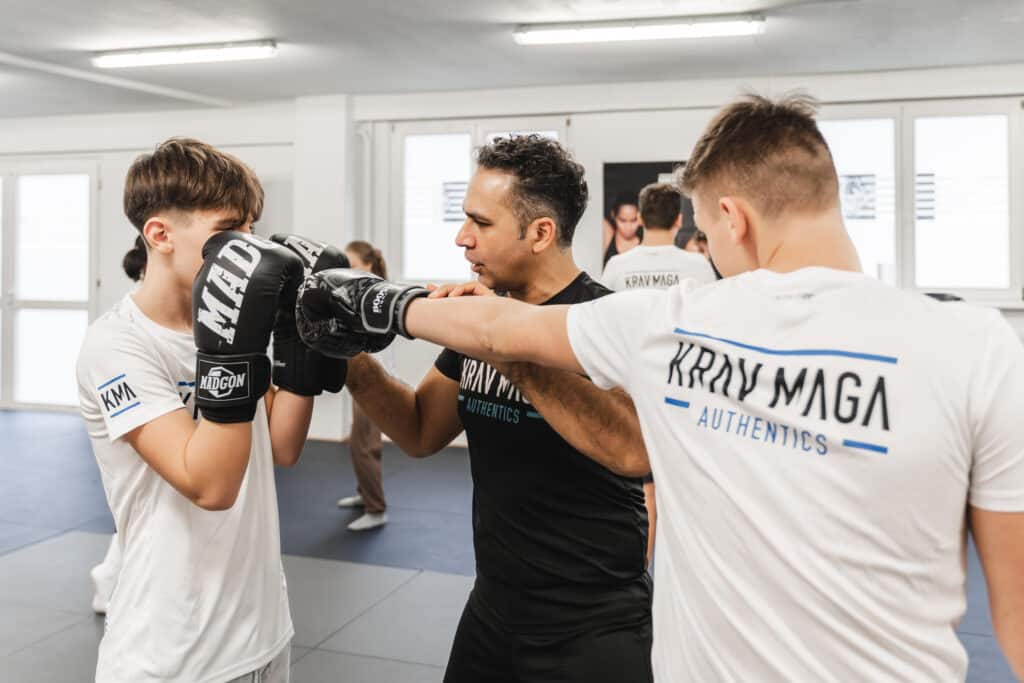 Selbstbewusstes Kind in Krav Maga Haltung