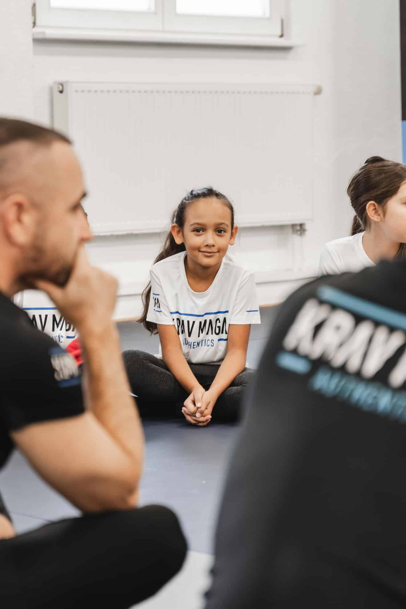 Teenager beim fokussierten Krav Maga Training