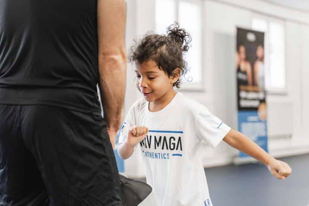 Kinder beim aktiven Fitness-Training im Krav Maga
