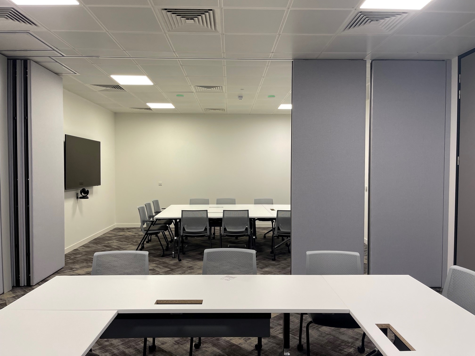 MG100E Fully Electric Operable Walls — movable acoustic wall installation 3