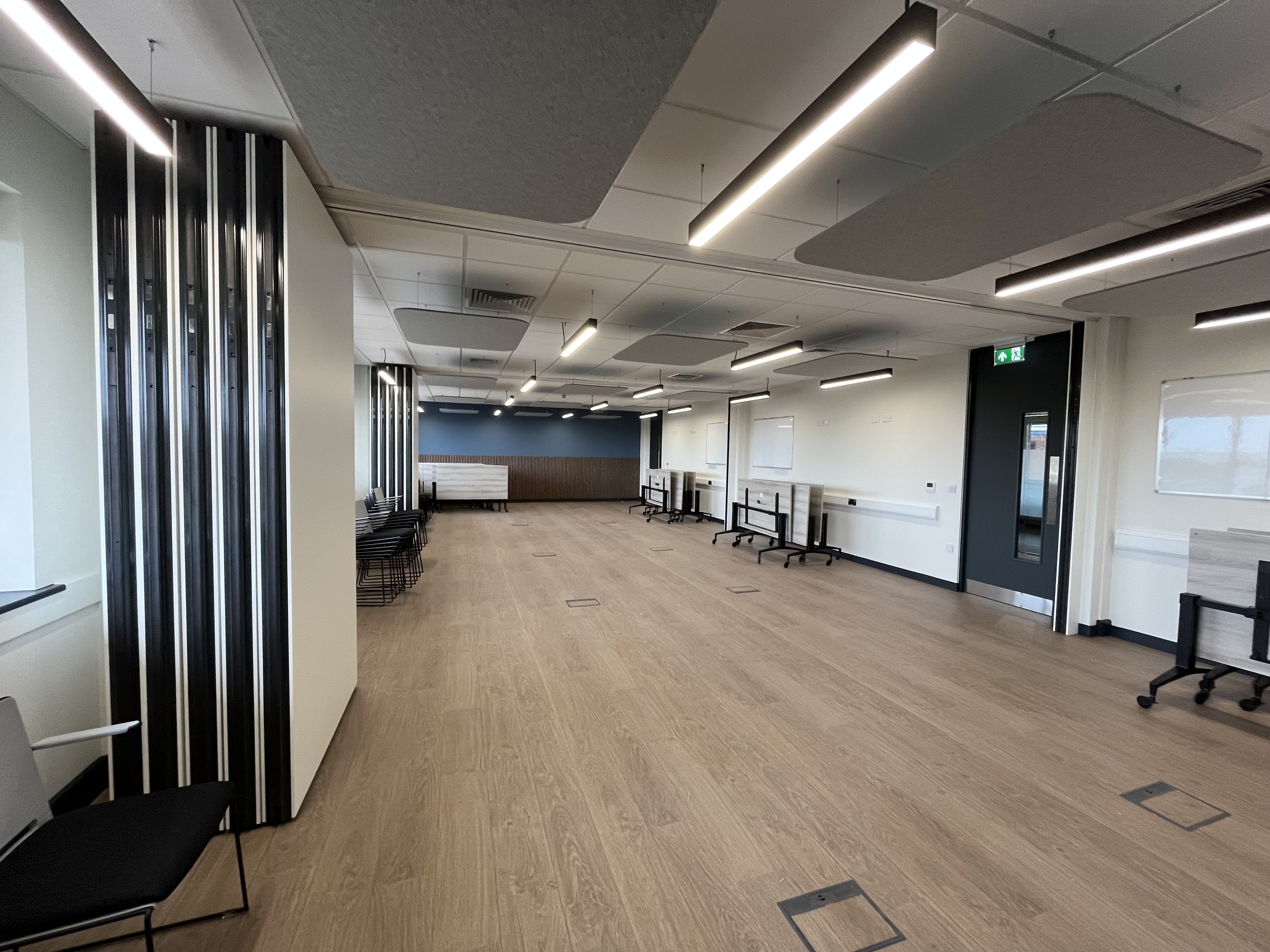 MG100E electric operable wall installation