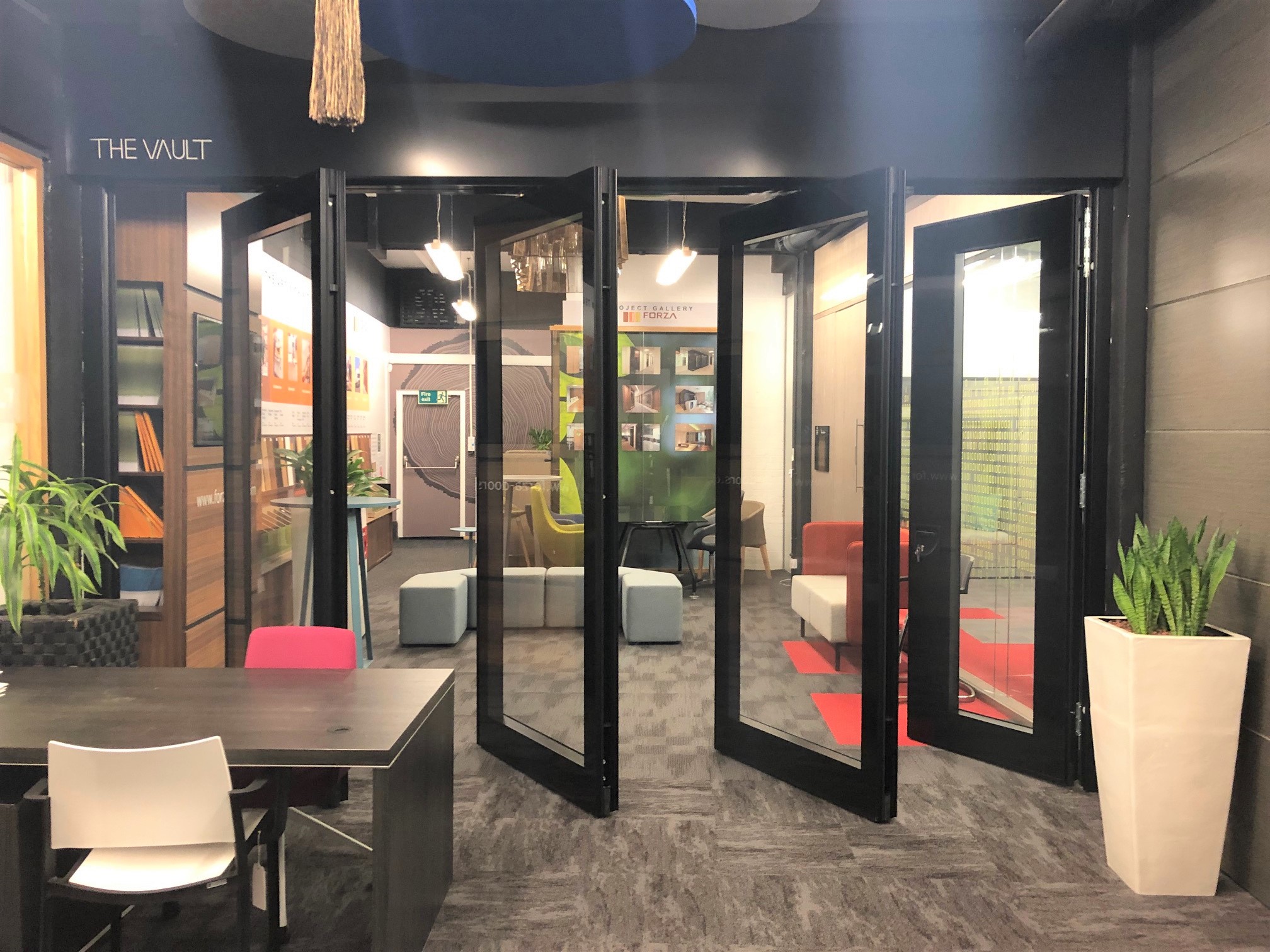 MG600 Glazed Partition – Showroom Detail
