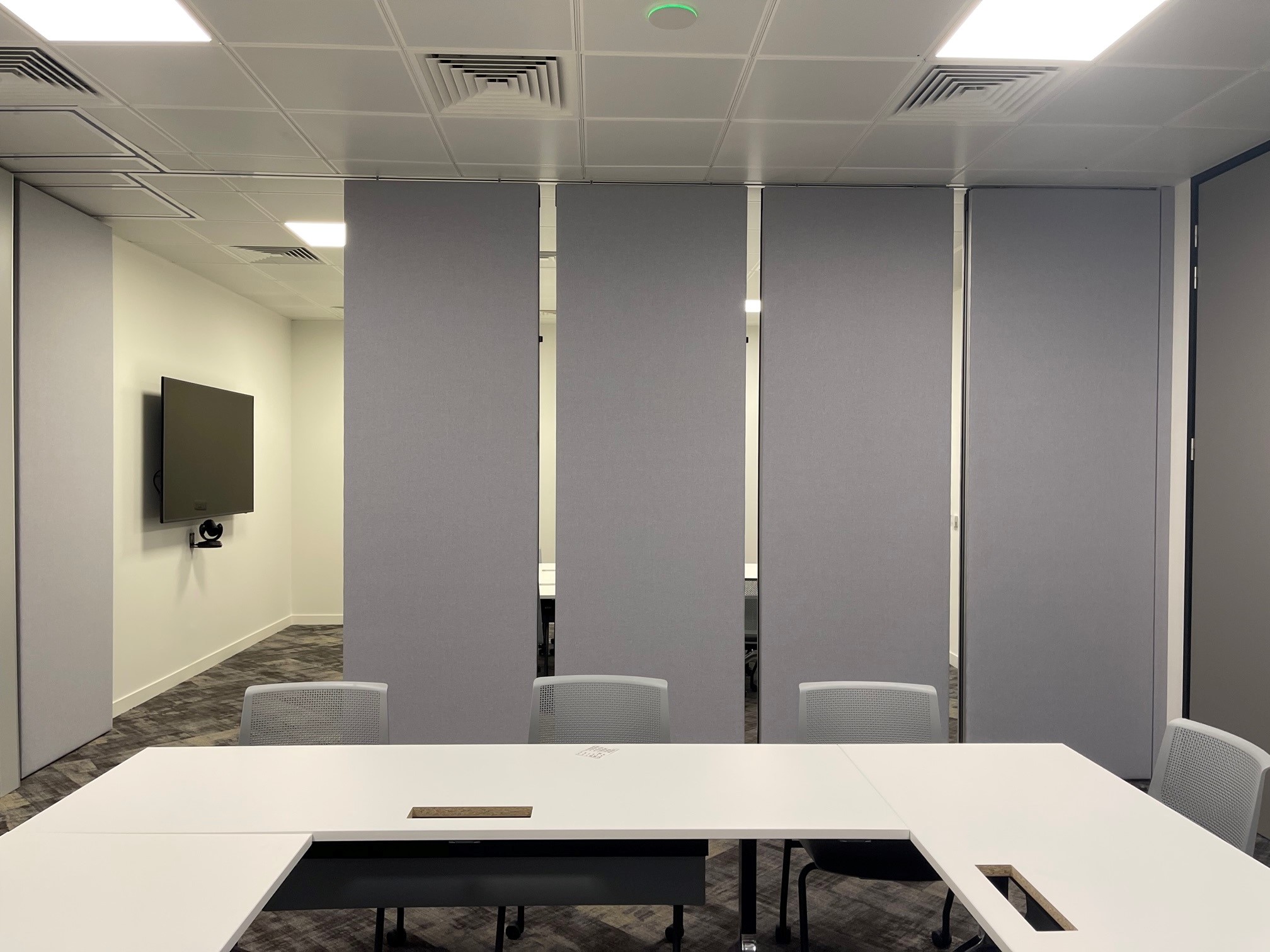 MG100E Fully Electric Operable Walls — movable acoustic wall installation 2