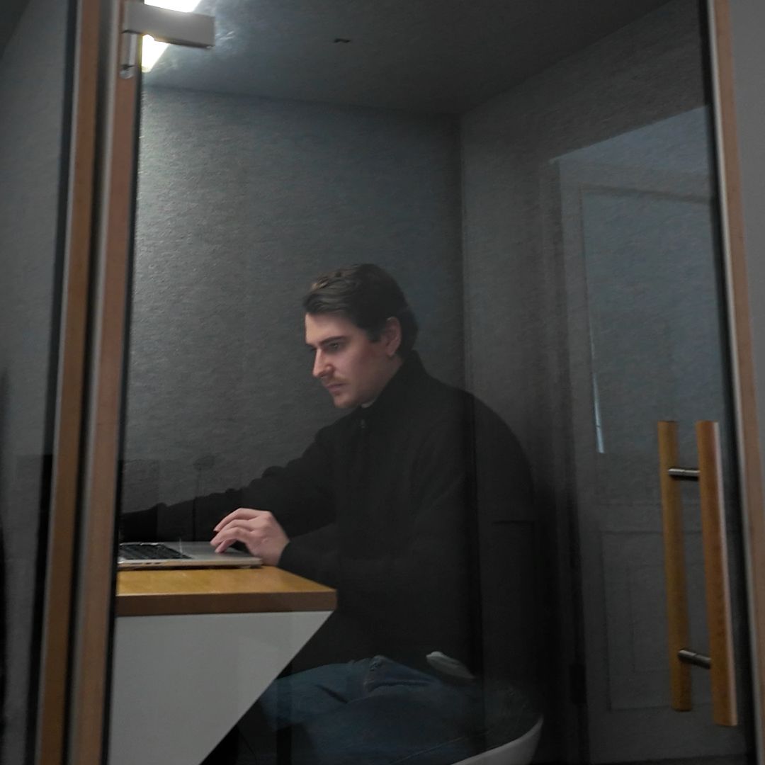 Marketing-Strategin und Unternehmer besprechen Performance-Daten