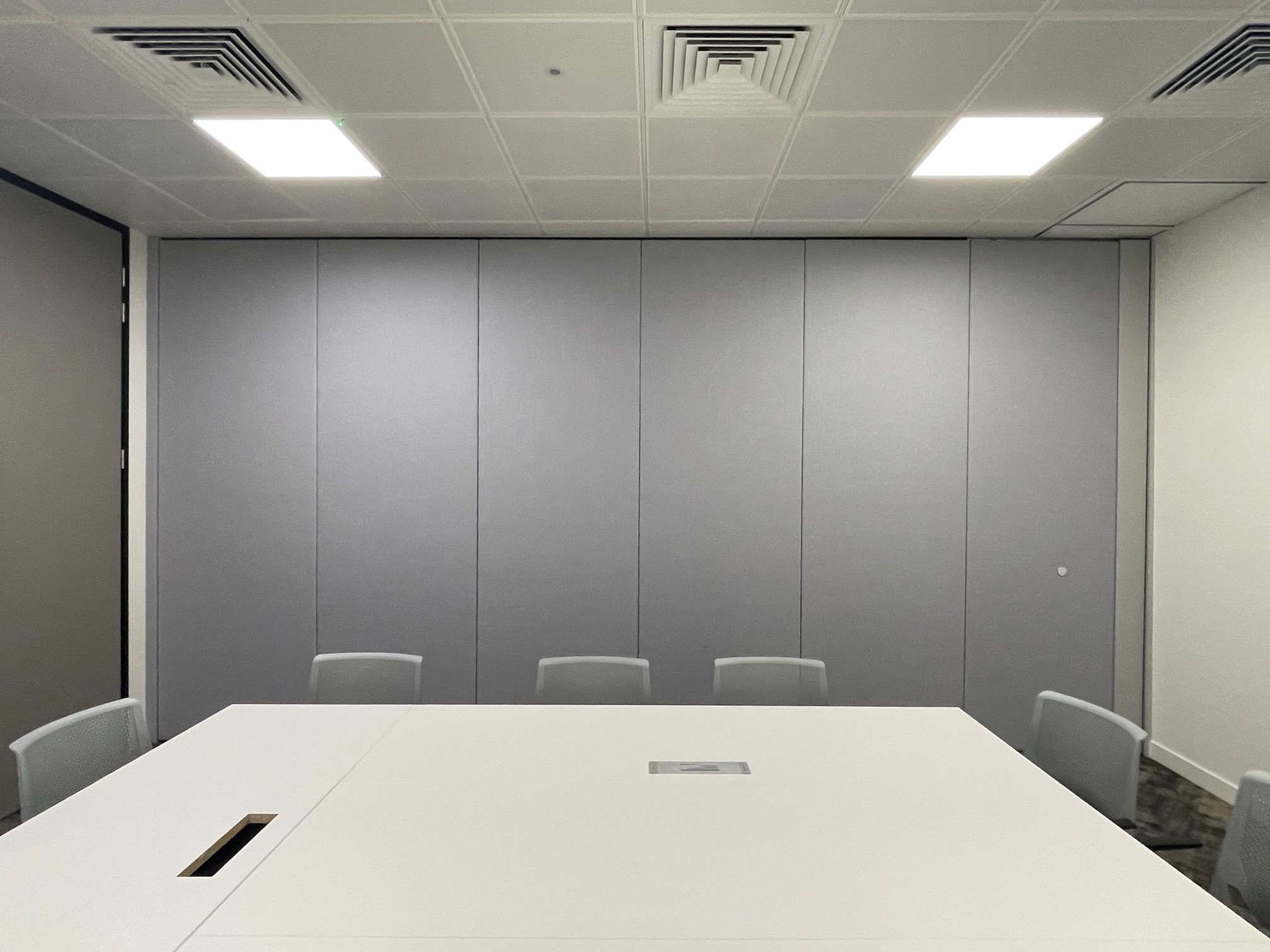 MG100E Fully Electric Operable Walls — movable acoustic wall installation 4